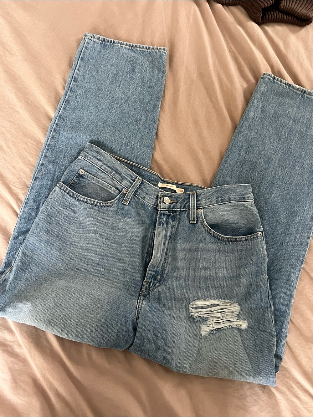Levi’s 90s baggy Light Wash Distressed High-Rise Jeans